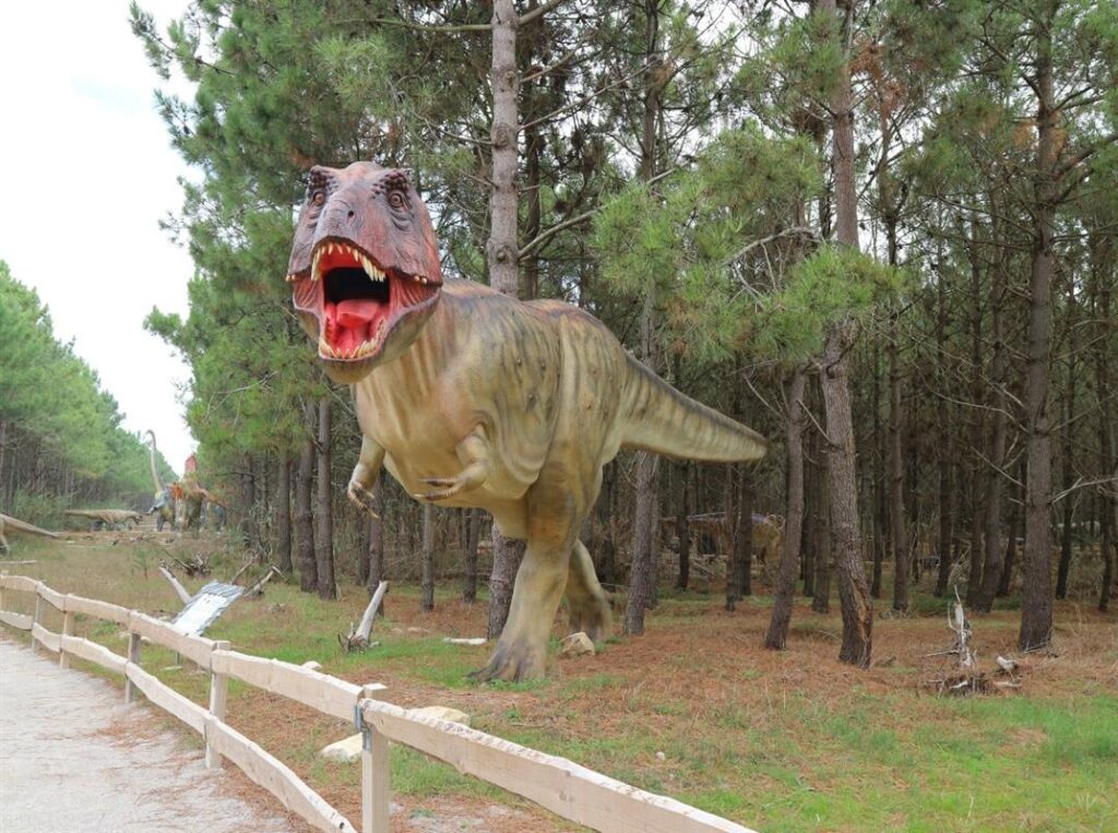 Image of dinosaur replic in Lourinhã Portugal featuring a lovely park